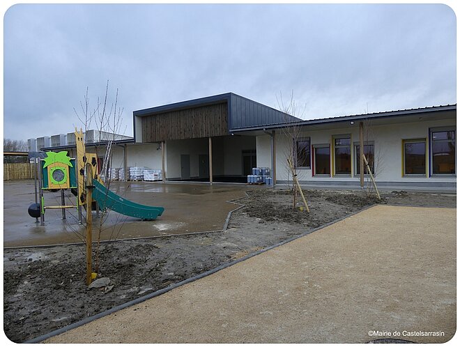 Cour de l'école maternelle Cour de l'école maternelle