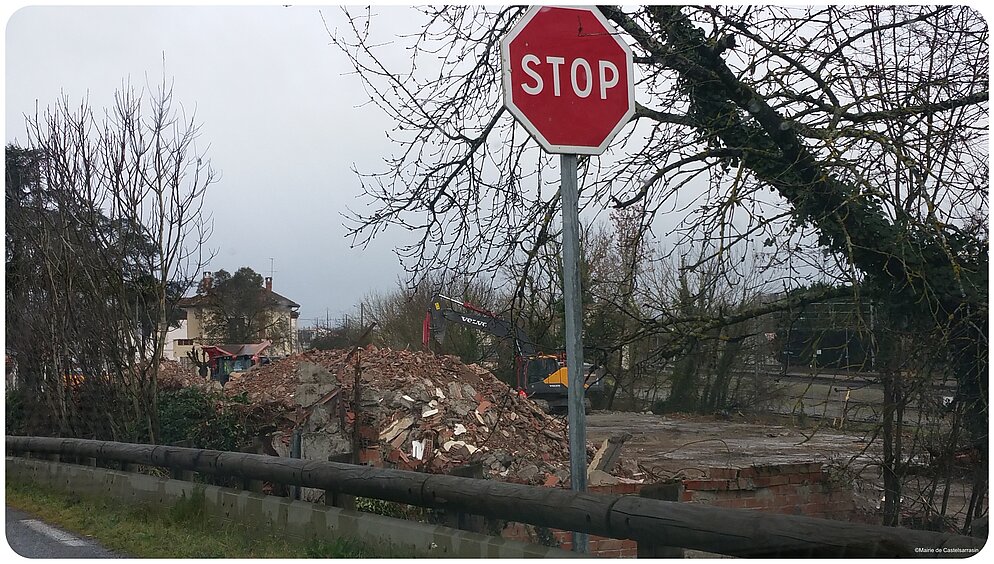 La montagne de gravas a pris de l'ampleur La montagne de gravas a pris de l'ampleur