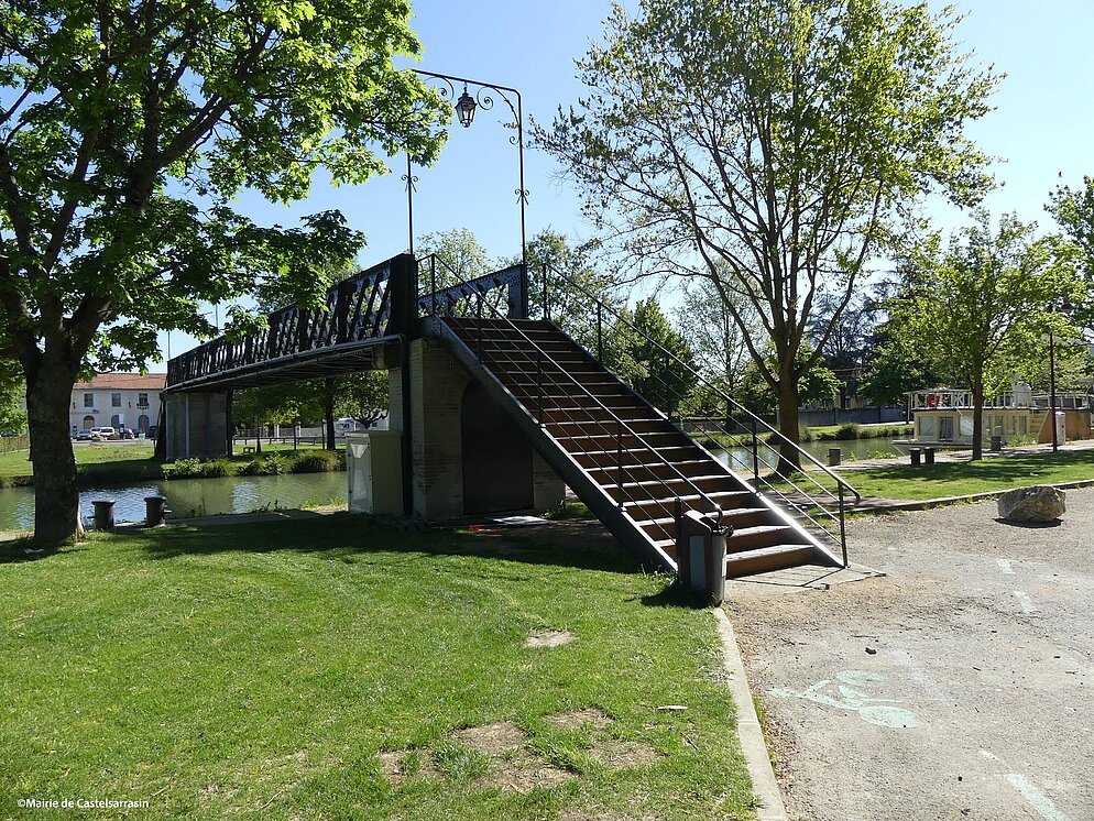 Escaliers de la passerelle du port de Castelsarrasin Escaliers de la passerelle du port de Castelsarrasin