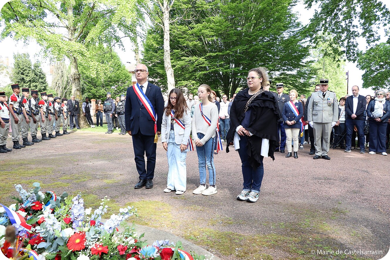 Le 8 mai 2025, le Conseil Municipal des Jeunes a participé à la commémoration de la Fête de la Victoire de 1945, organisée au Monument aux Morts de Castelsarrasin.