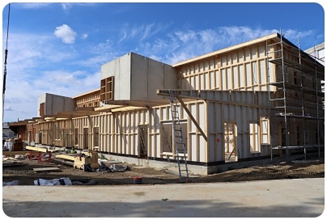 Ossature en bois autour du batiment principal