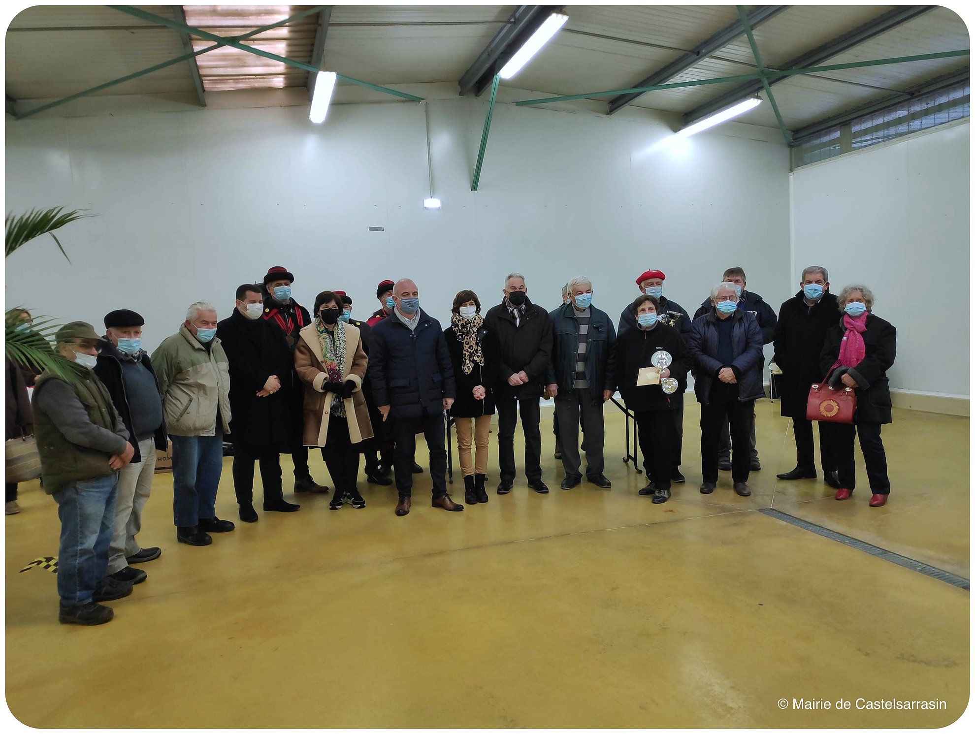 Photo de groupe du maire, des adjoints et des personnes récompensées