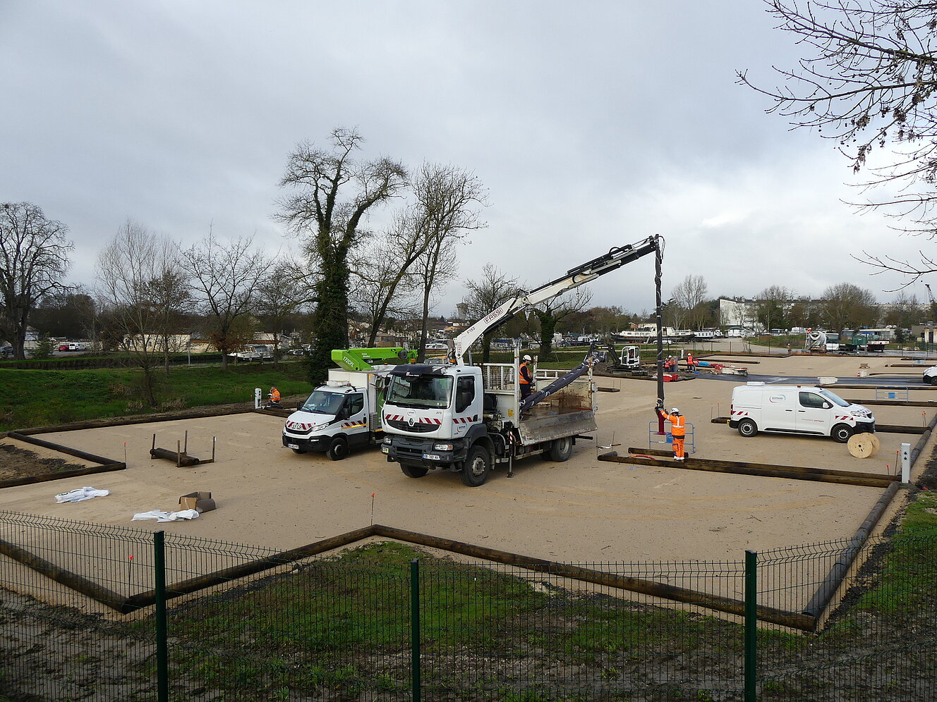 Pose des lampadaires sur l'aire de camping-car Pose des lampadaires sur l'aire de camping-car