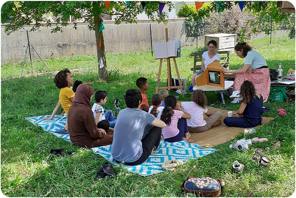 Lecture dans le jardin du Centre social de Castelsarrasin Lecture dans le jardin du Centre social de Castelsarrasin