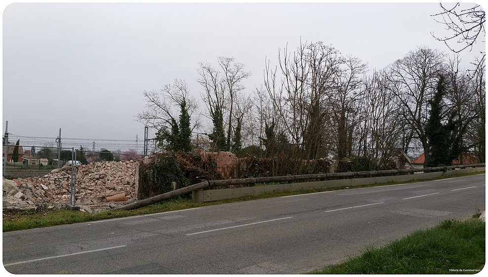 La route aux abords du chantier, à gauche une montagne de gravas se forme