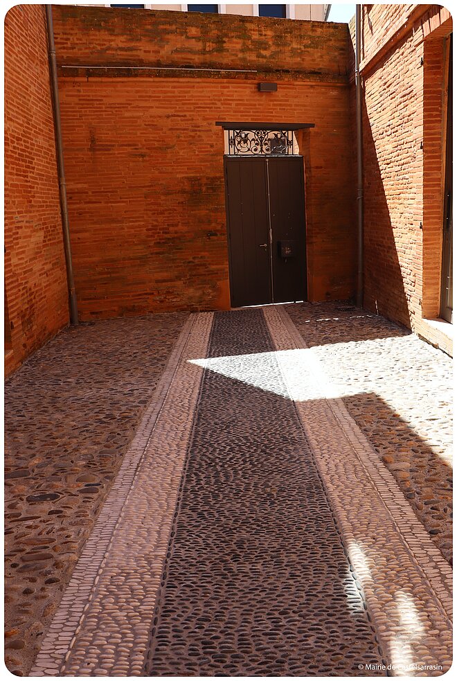 Cour donnant accès à l'entrée de la Maison d'Espagne Cour donnant accès à l'entrée de la Maison d'Espagne