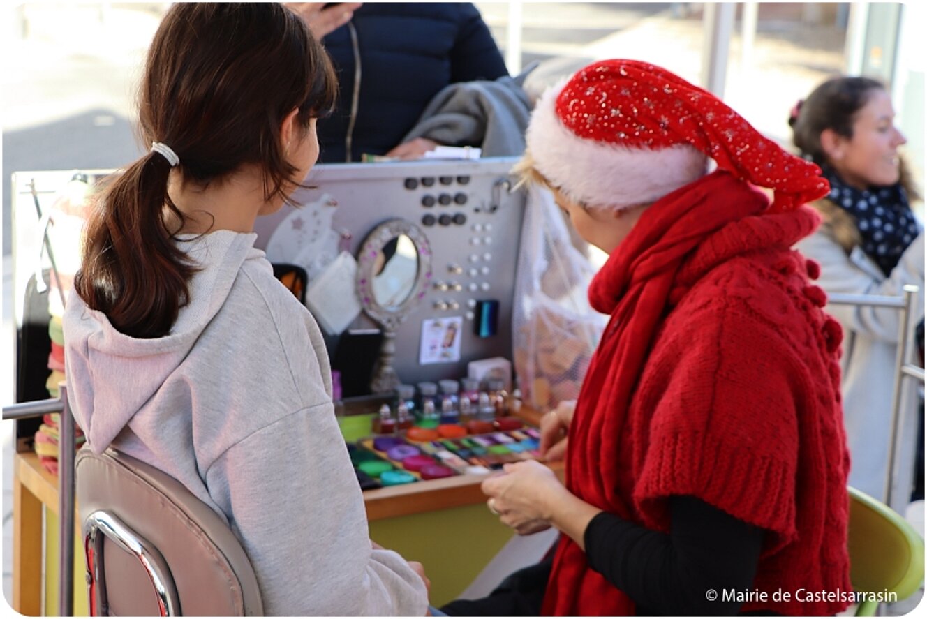 Stand de maquillage pour les Fêtes de Noël à Castelsarrasin