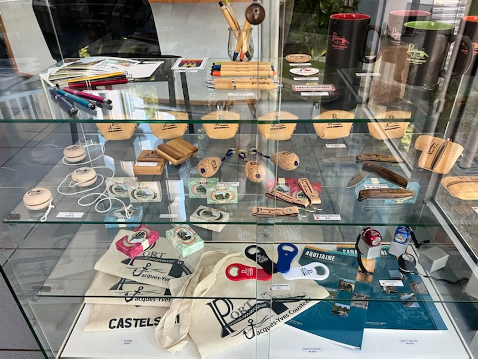 Vitrine de la boutique du port