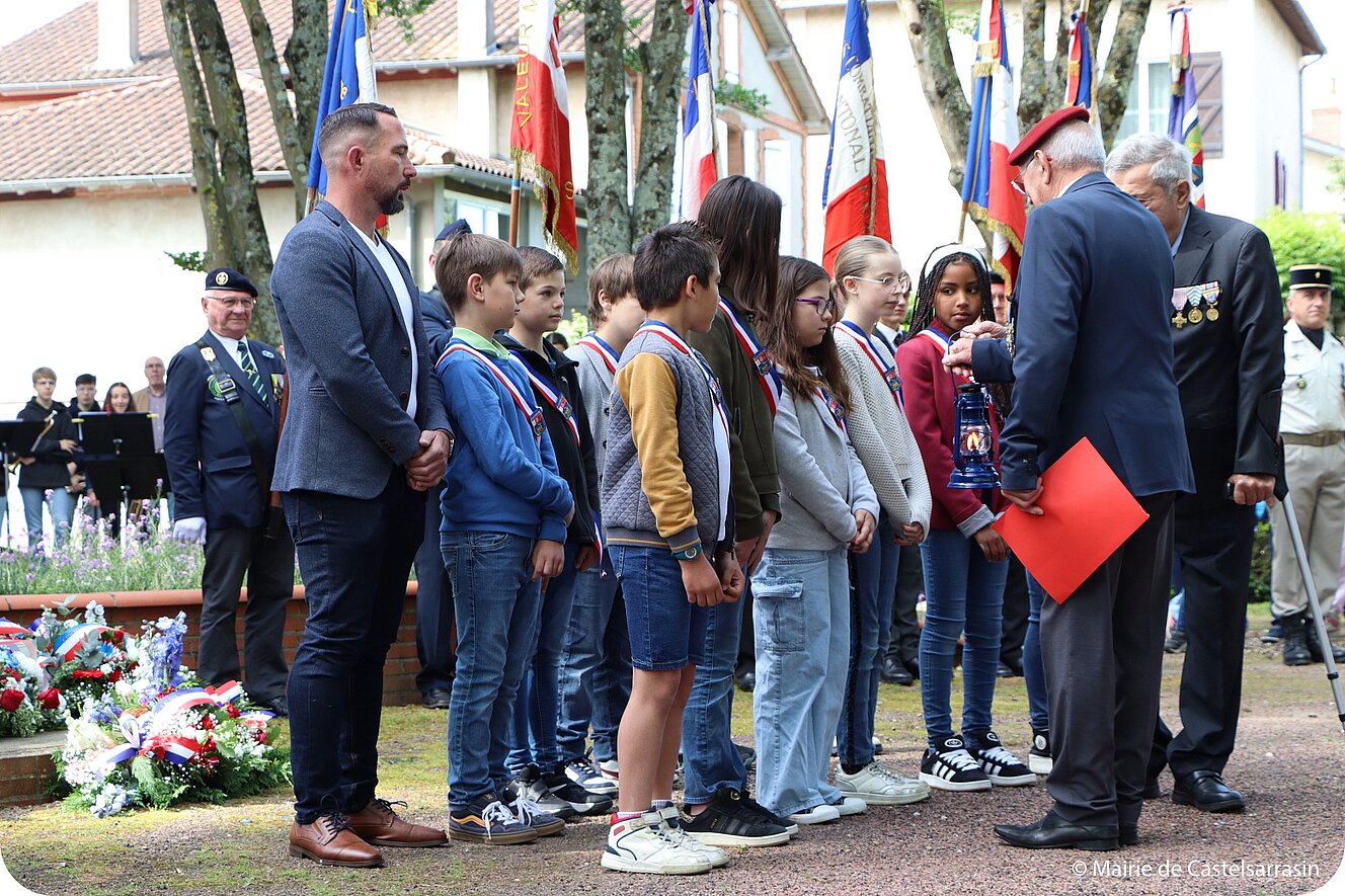 Le 8 mai 2025, le Conseil Municipal des Jeunes a participé à la commémoration de la Fête de la Victoire de 1945, organisée au Monument aux Morts de Castelsarrasin.