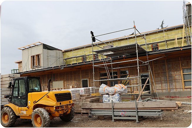 Engins de chantier face au batiment