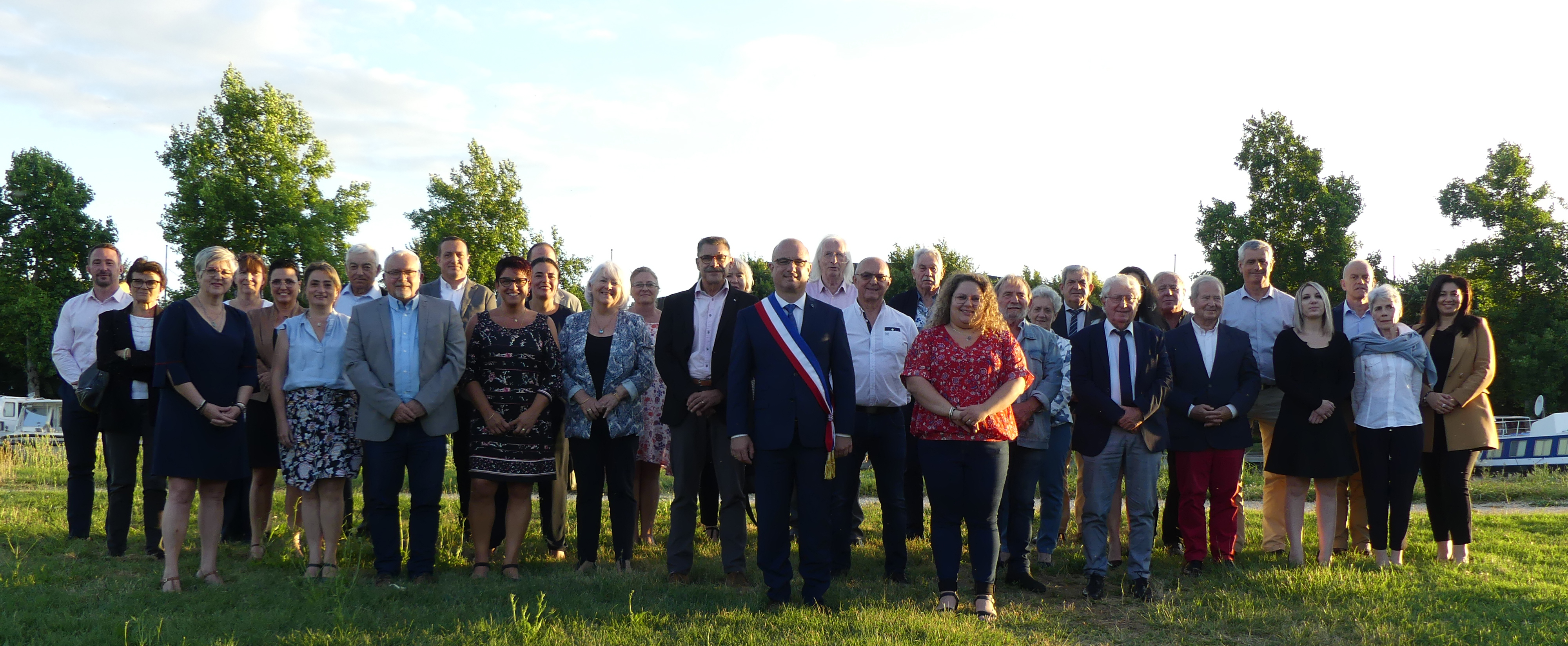 Photo de groupe du conseil municipal de Castelsarrasin, élu en 2020 et composé de 33 membres. Monsieur le maire se trouve au centre