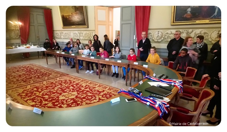 Le conseil municipal des jeunes dans la salle du conseil, mairie de Castelsarrasin
