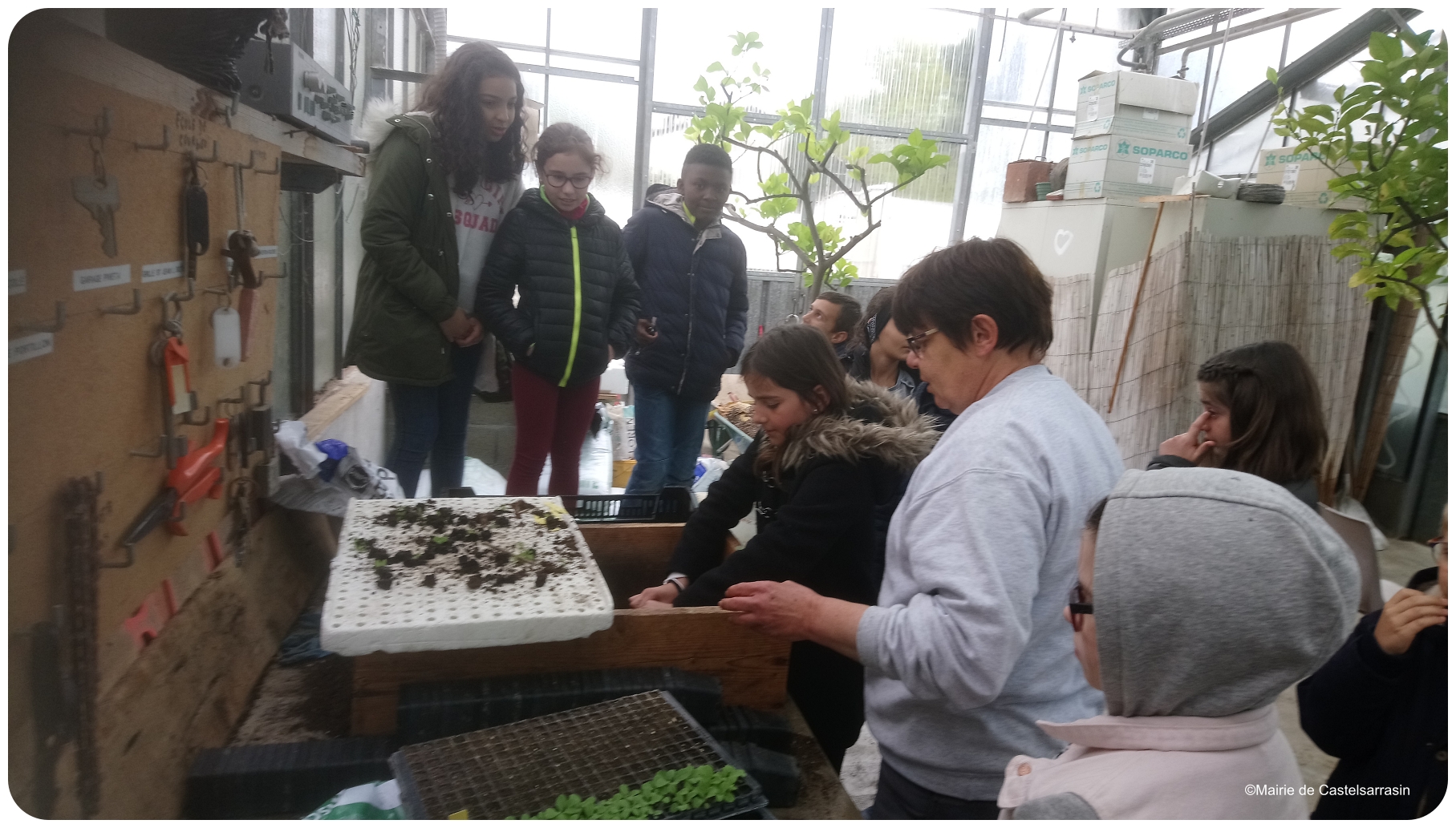 Les enfants du CMJ travaillant la terre