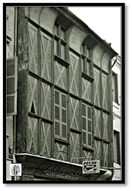 Photo en noir et blanc de la façade à colombages