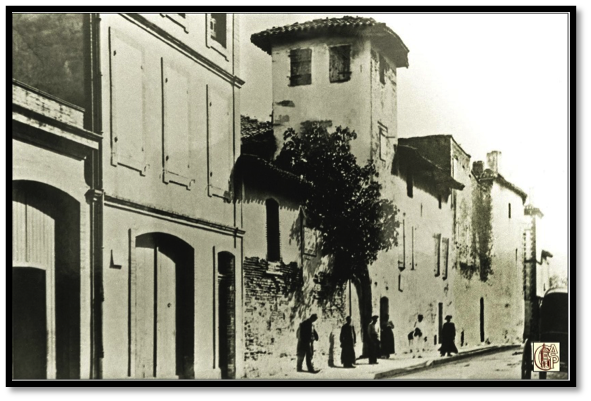 Photographie en noir et blanc de la façade d'apparat