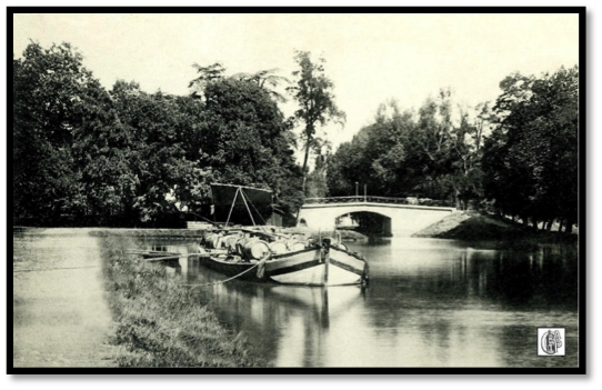 Photo d'archive en noir et blanc du port, péniche sur l'eau