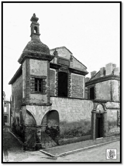 Photographie en noir et blanc de la Maison d'Espagne telle qu'elle était avant démolition de la tour