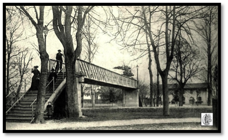 Photographie d'archive en noir et blanc de la passerelle