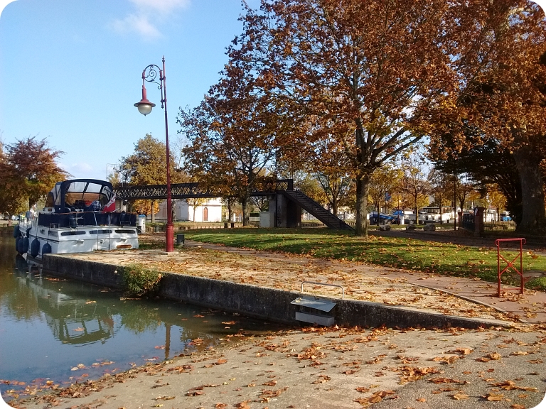 Photo du port de Castelsarrasin et sa passerelle en automne