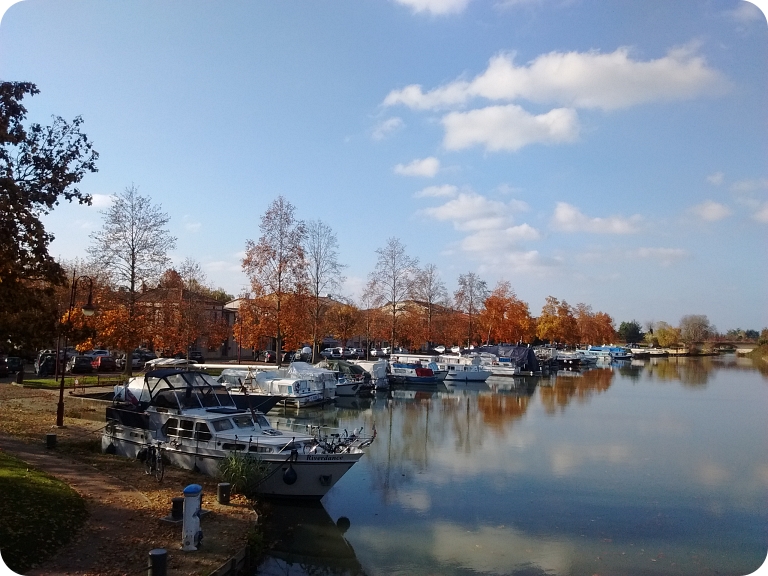 Photo du port de Castelsarrasin et ses péniches en automne