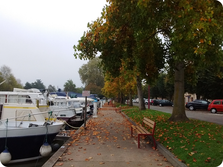 Photo du port de Castelsarrasin et ses péniches en automne