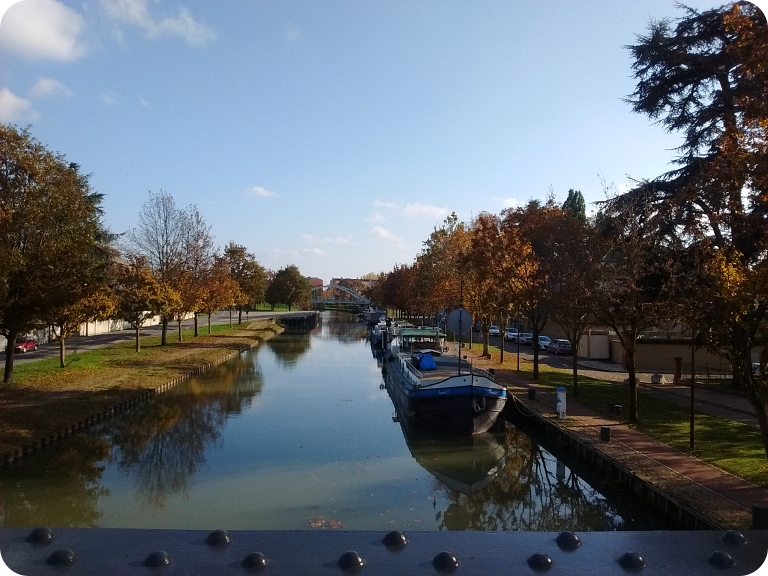 Photo du port de Castelsarrasin depuis la passerelle en automne