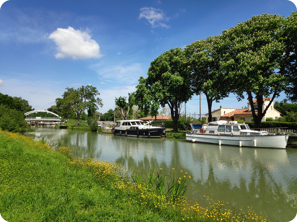 Photo du port de Castelsarrasin et ses péniches en été