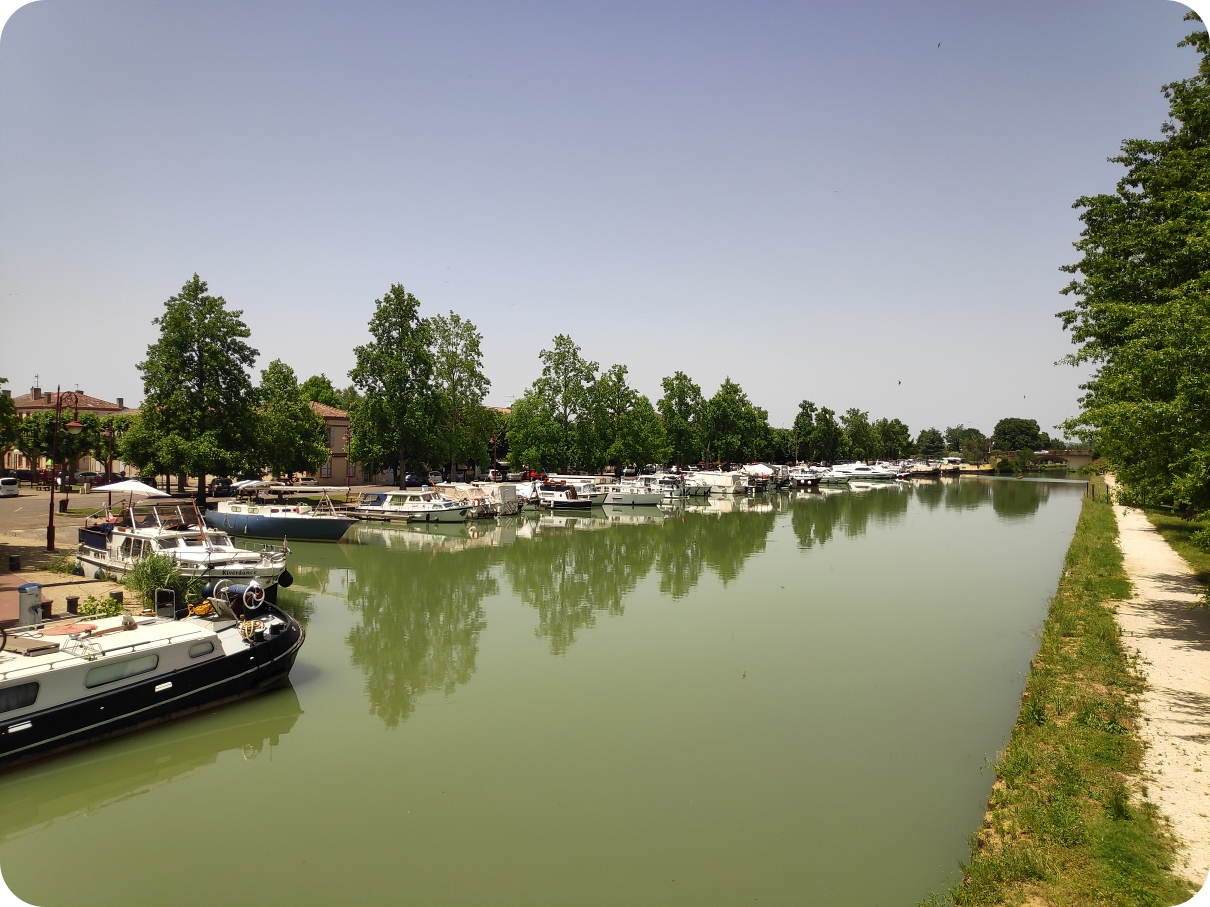 Photo du port de Castelsarrasin et ses péniches en été