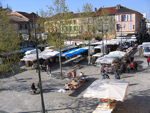 Marché sur la place de la Liberté vu du ciel