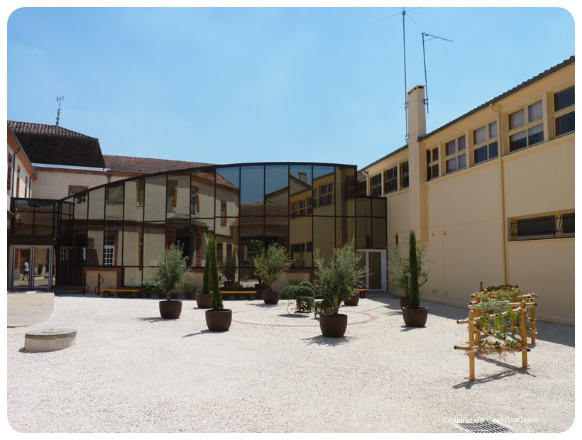 Cour de la médiathèque en été