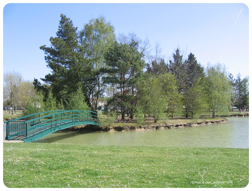 Parc de Cairefont et son point d'eau en été