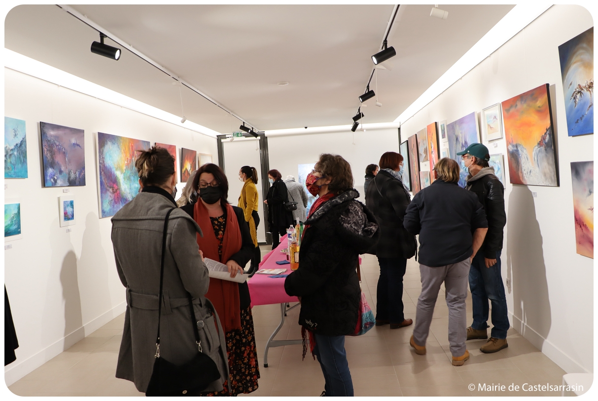 Thésée discutant avec des personnes venues au vernissage