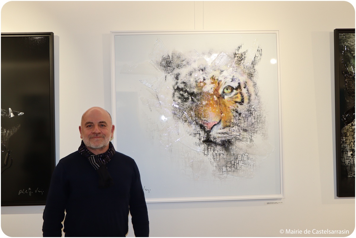 Philippe Viejo devant son tableau représentant un tigre
