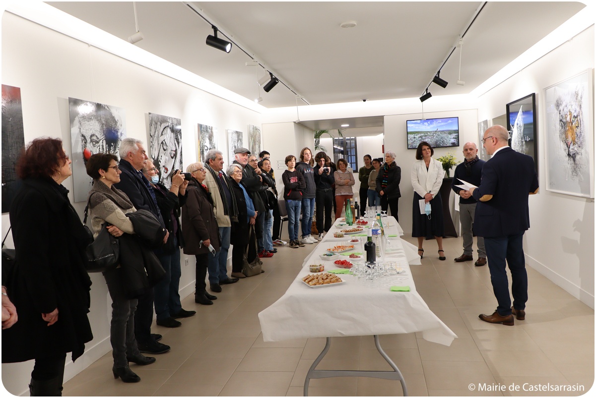 Vernissage du 4 mars 2022 en présence du maire, de l'artiste et d'élus municipaux