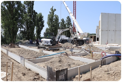 Deuxième étape du chantier, travail de la dalle