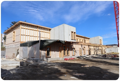 Ossature en bois autour du batiment principal