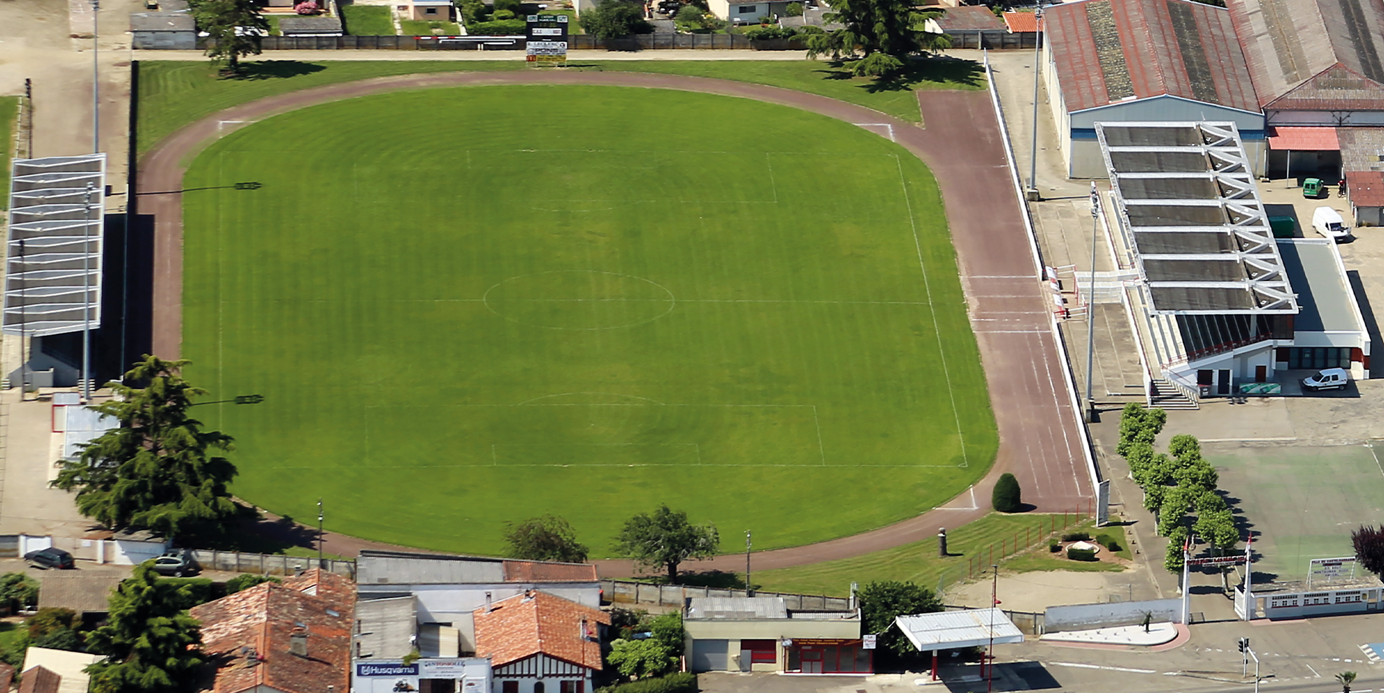 Cliquez ici pour en savoir plus sur la réfection de la piste d'athlétisme et de la mise aux normes du terrain de rugby du stade Adrien Alary