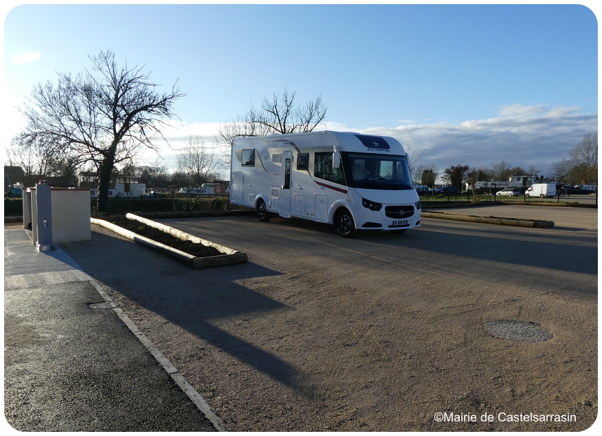 Nouvelle aire de camping-car avec un camping-car